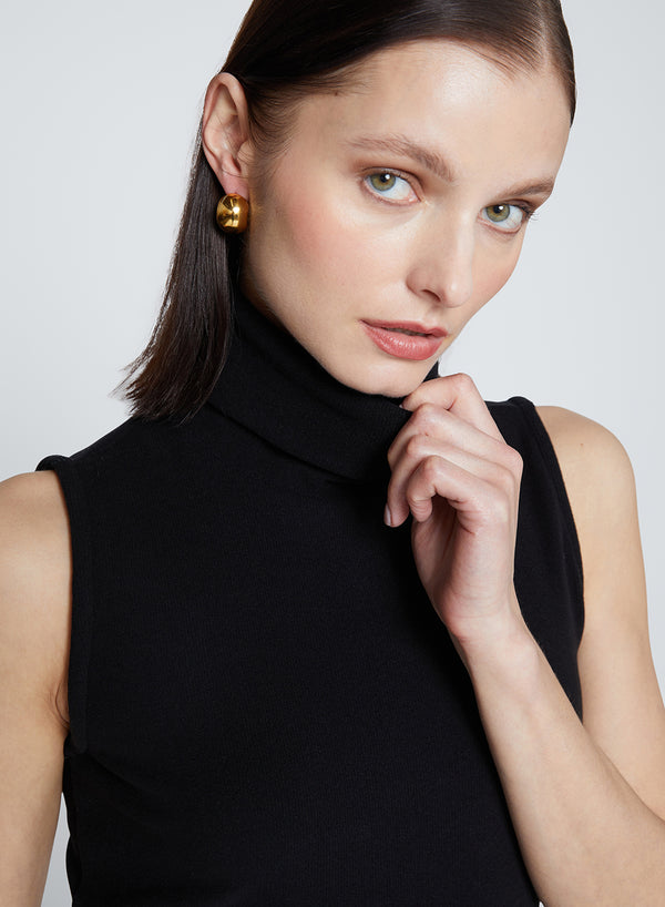 Honeyluxe Flat Back Rib Sleeveless Turtleneck in Black-close up of neck details 